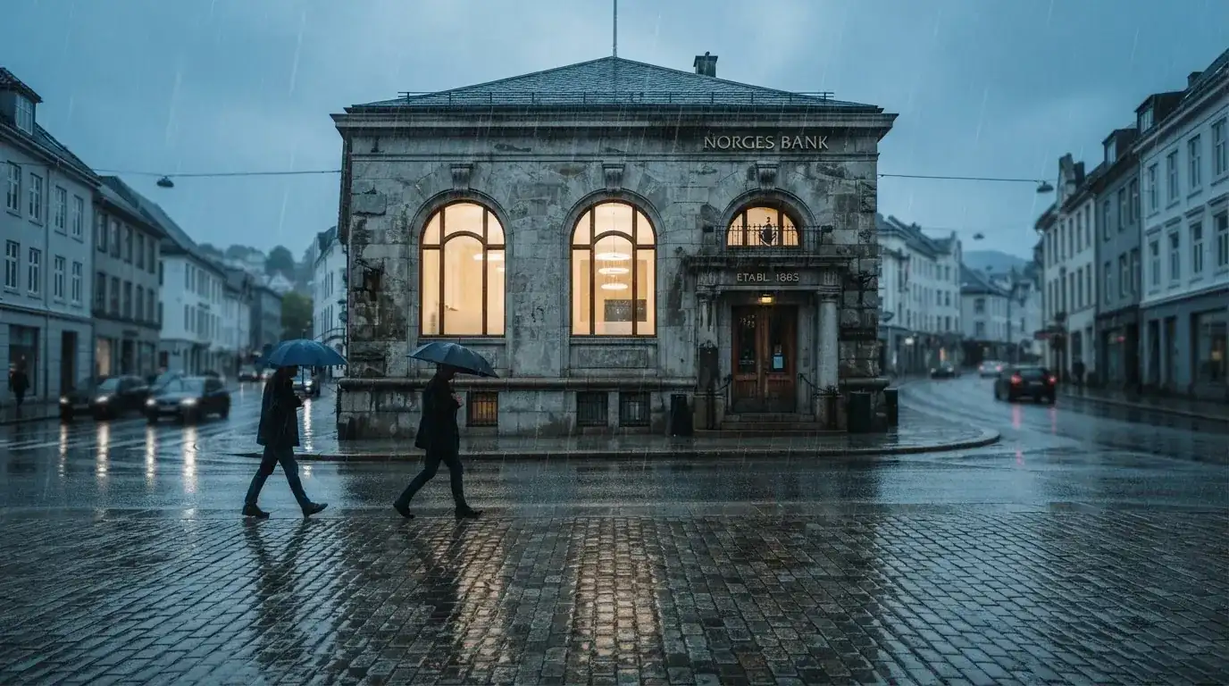 Lav bankbygning i stein med store vinduer i regnvær, folk med paraplyer foran